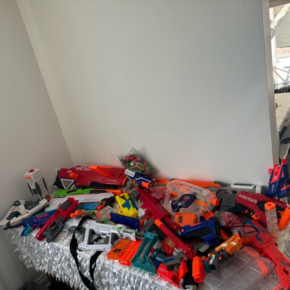 Nerf collection for kids excellent condition more than 23 charges and bullets - Picture 1 of 12